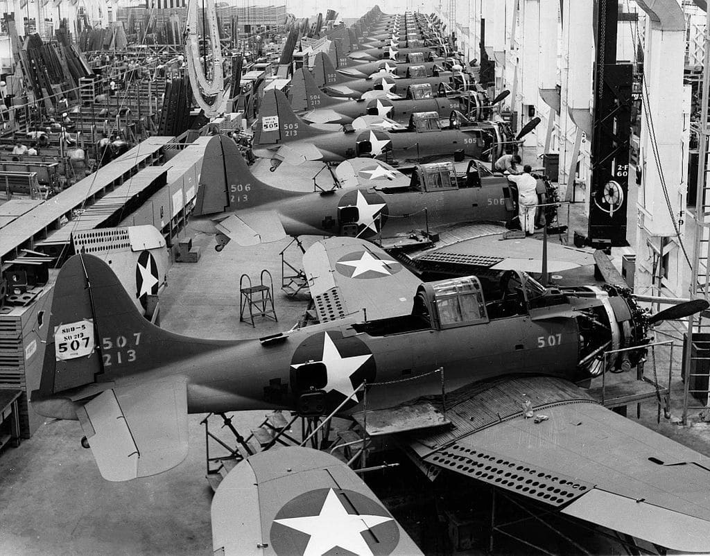Douglas_SBD_production_line_1943