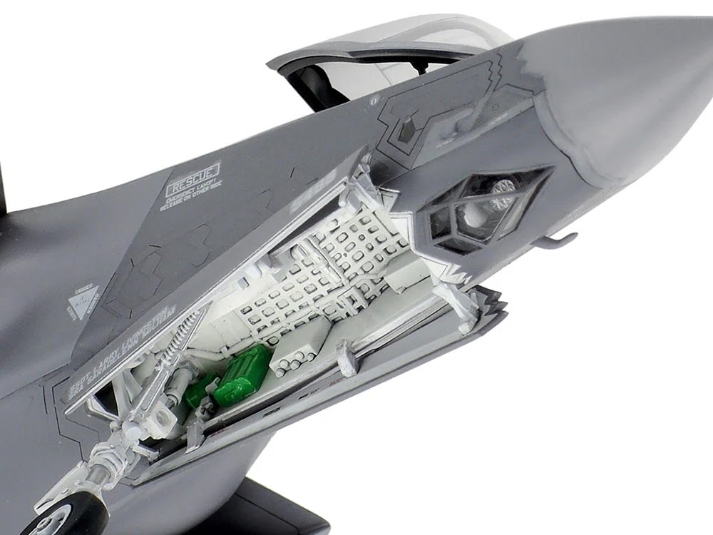 60792 72nd scale Lockheed Martin F-35A Lightning II by Tamiya-9