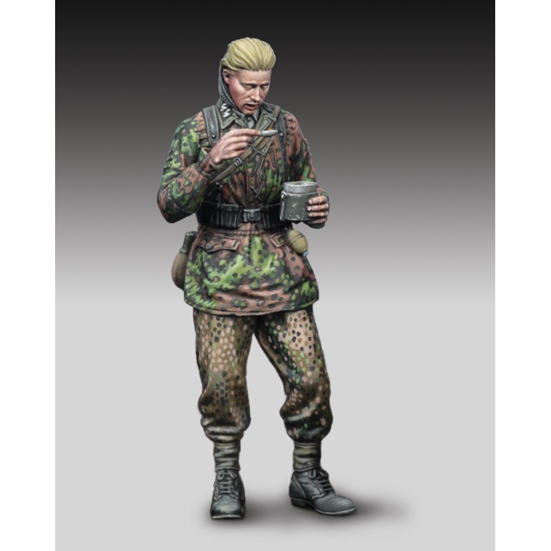 989 German SS soldier eating - WWII (1/72 scale) / 942 German SS soldier eating - WWII (1/48 scale)