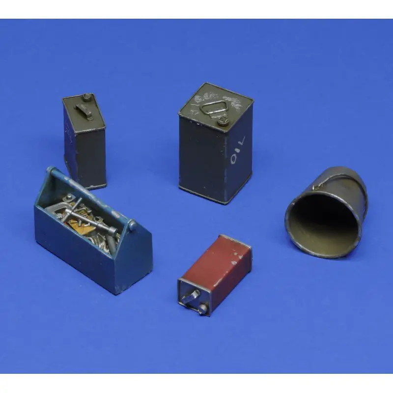 1043 Toolbox, oil cans and bucket (1/16 scale)