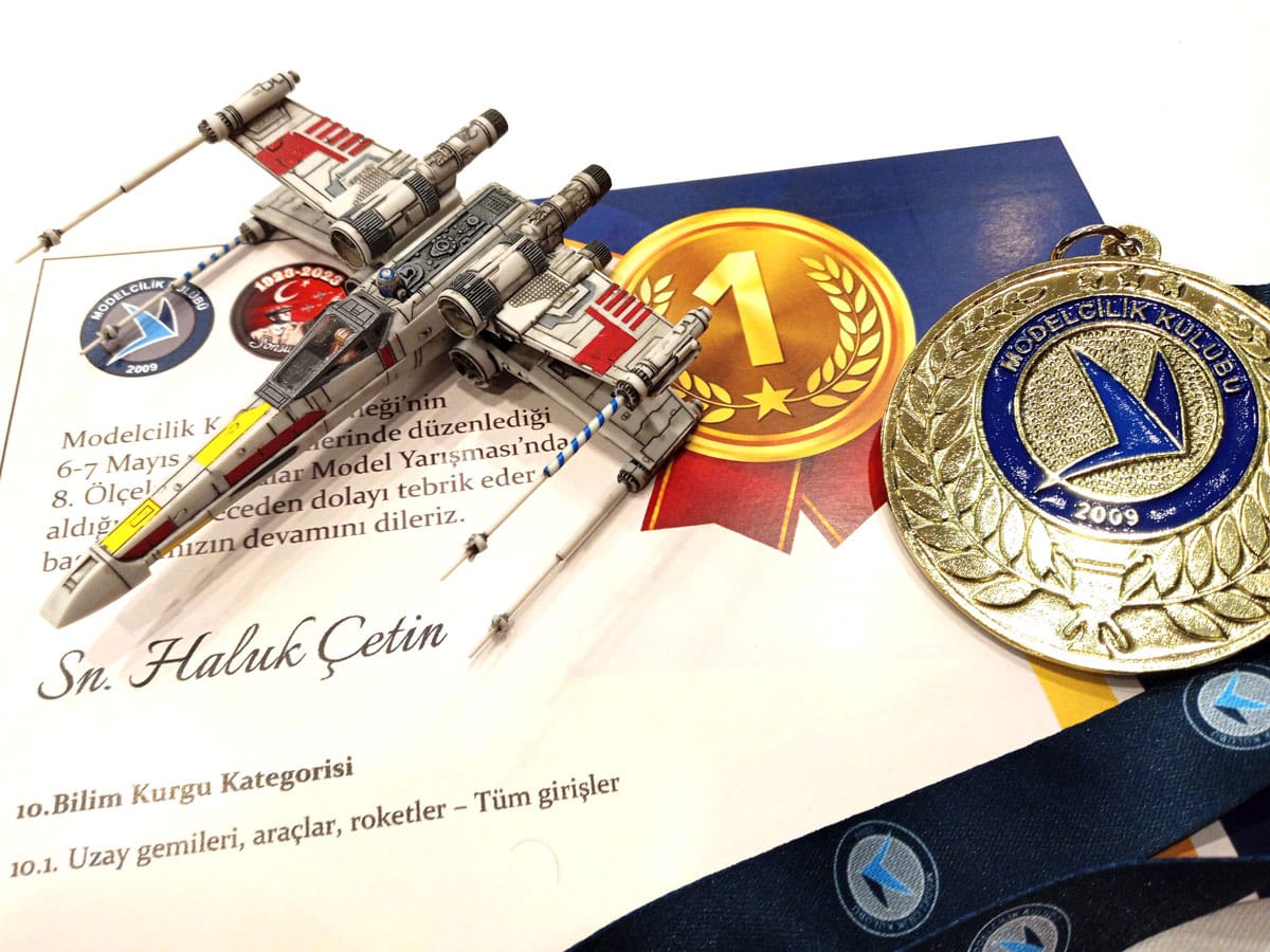 X-Wing-Fighter-Gold-Medal