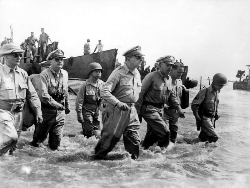Douglas MacArthur lands Leyte
