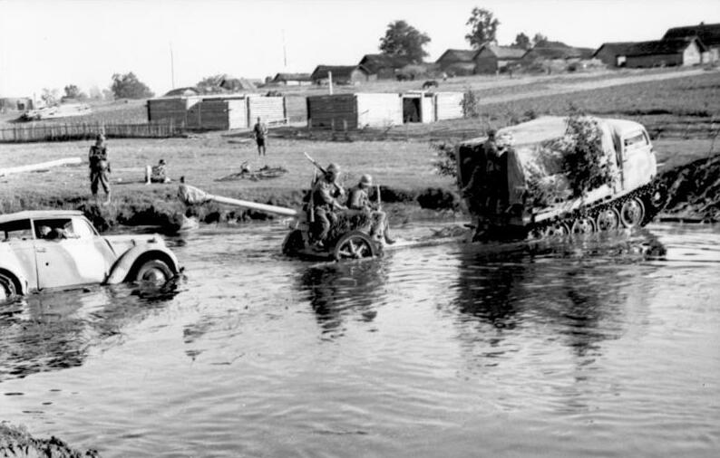 Russland, Raupenschlepper Ost mit Pak, PKW
