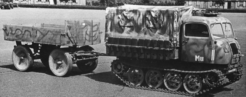 Raupenschlepper-Ost mit Anhänger