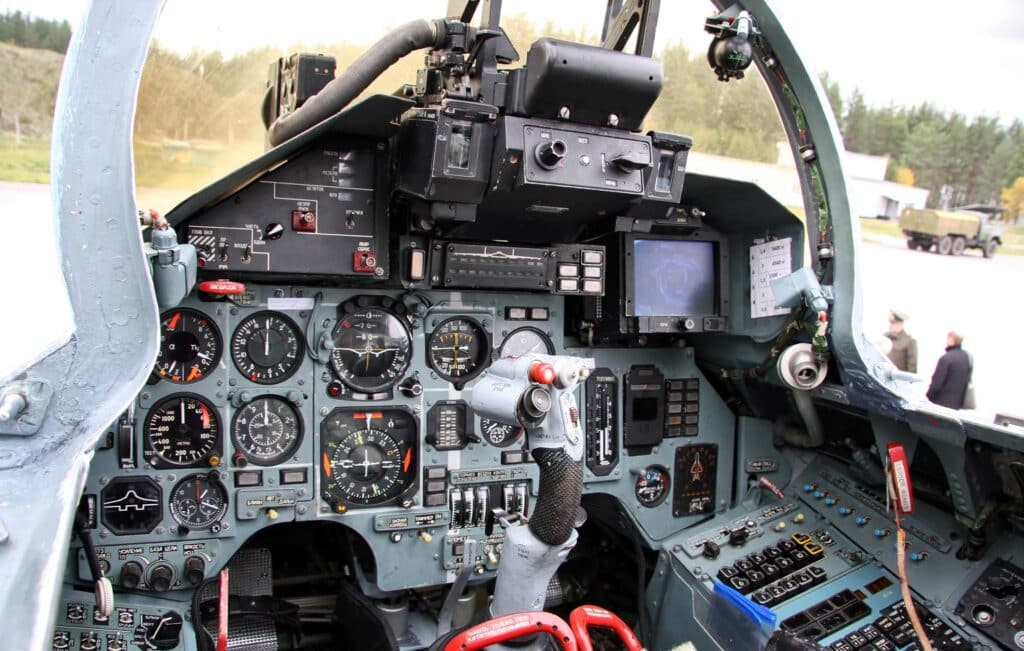 Cockpit_of_Sukhoi_Su-27_(2)